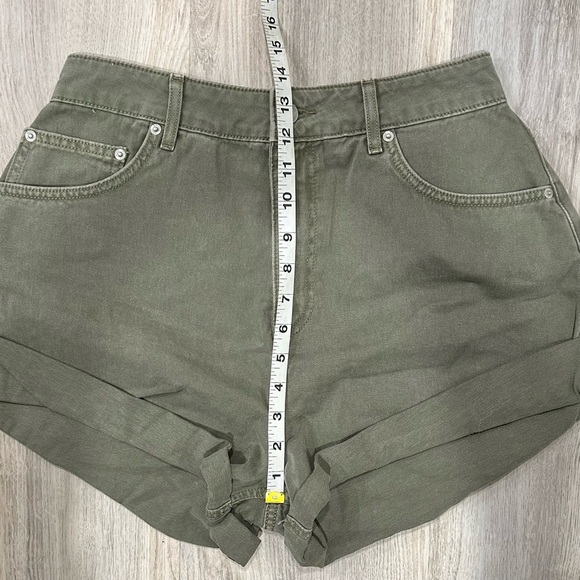 ASOS Design Slouchy Mom Shorts Olive Green Cotton Denim High Rise Cuffed Size 8 - Picture 3 of 11